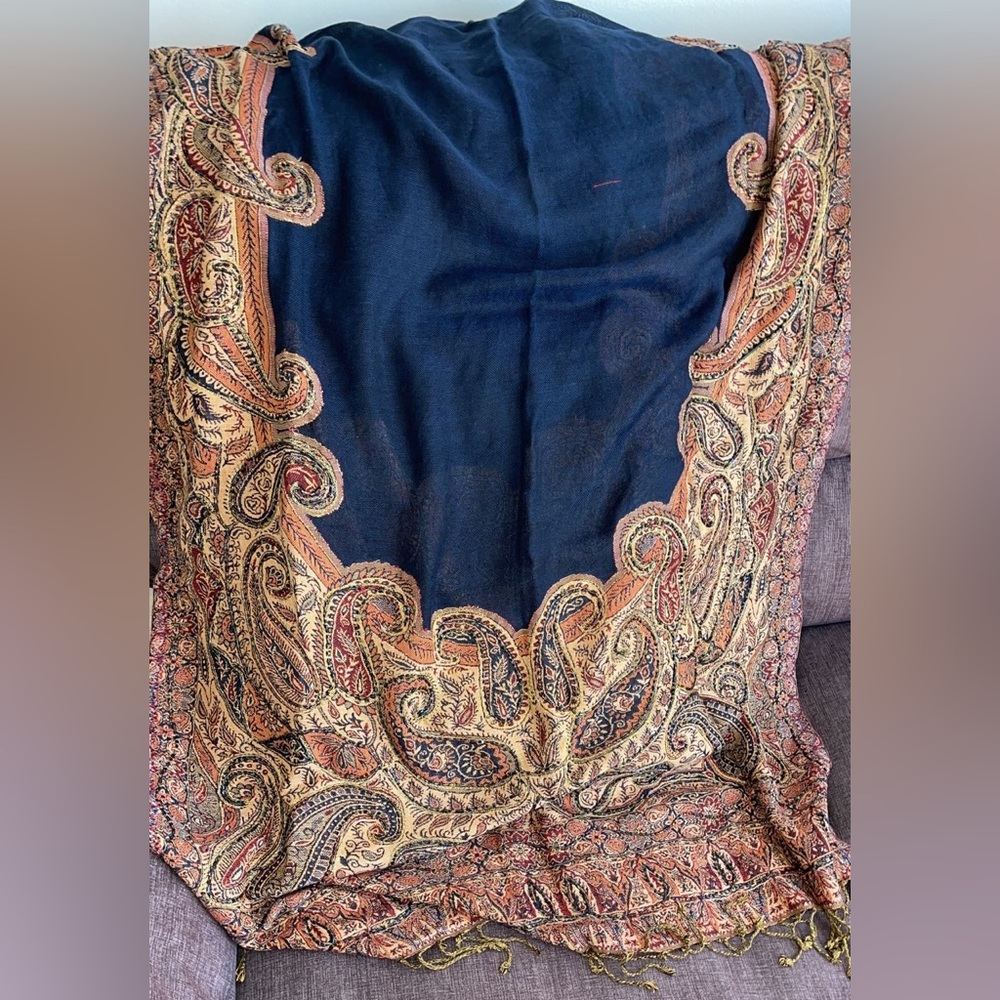 Pashmina shawl. With very nice details, big size, brand new.